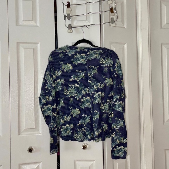 Urban Outfitters Jojo Oversized Waffle Knit Shirt in Blue Floral - Picture 4 of 4